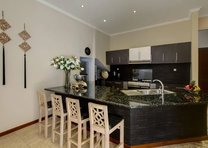 Super 4 Bed, Sleeps 8, Just 300m Walk From *