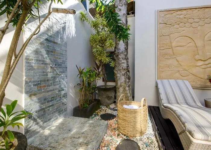 Super 4 Bed, Sleeps 8, Just 300m Walk From *