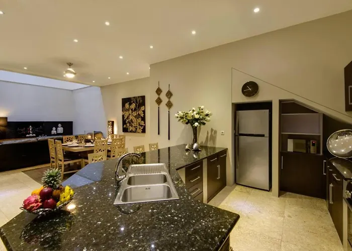 Super 4 Bed, Sleeps 8, Just 300m Walk From * Легиан