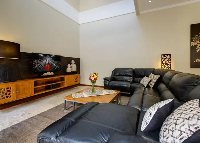 Super 4 Bed, Sleeps 8, Just 300m Walk From