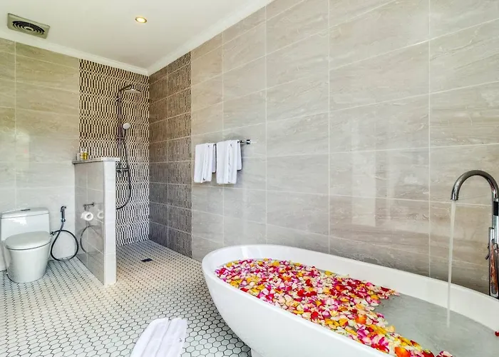 Super 4 Bed, Sleeps 8, Just 300m Walk From *